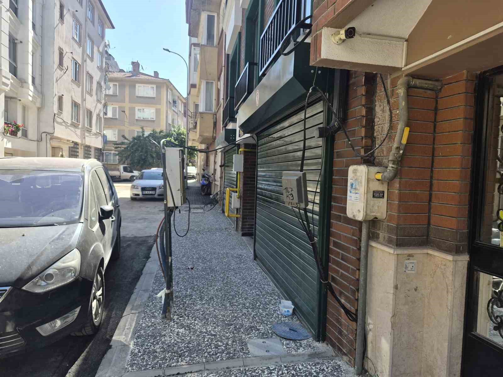 Eskişehir’de kapağı açık bırakılan elektrik panosu korkutuyor