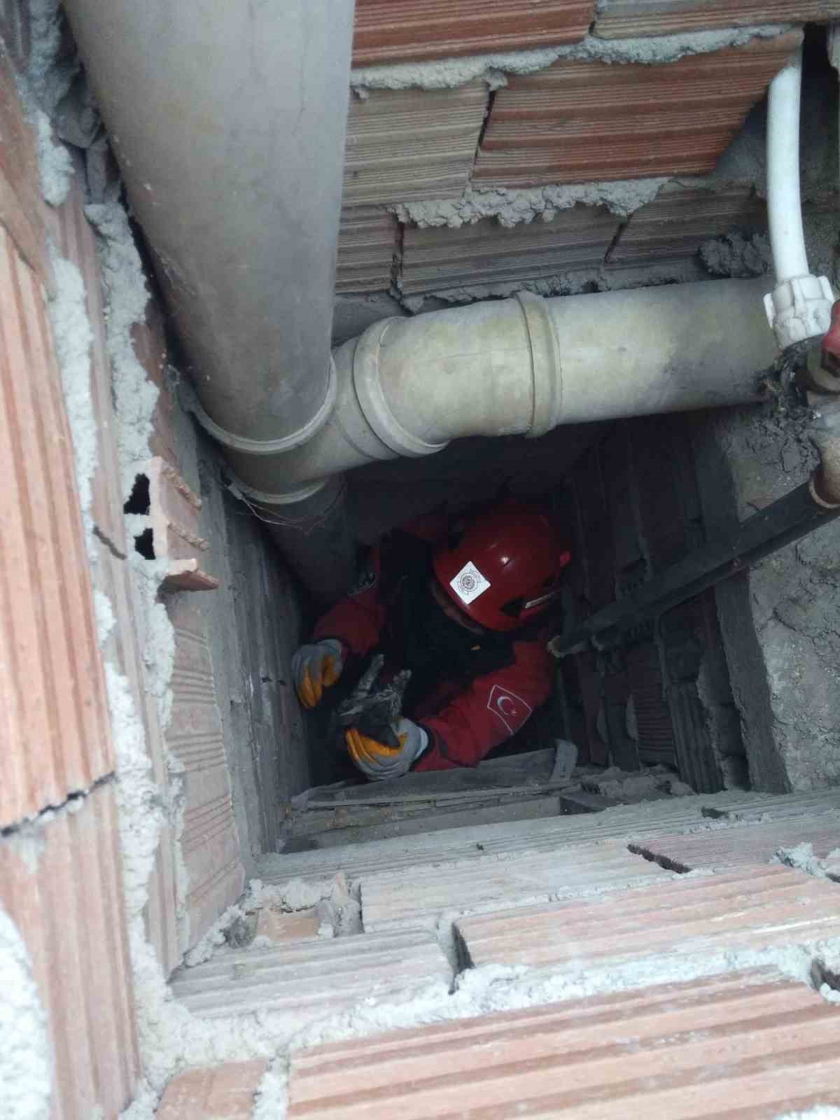 Burhaniye’de boruda sıkışan kedileri itfaiye kurtardı