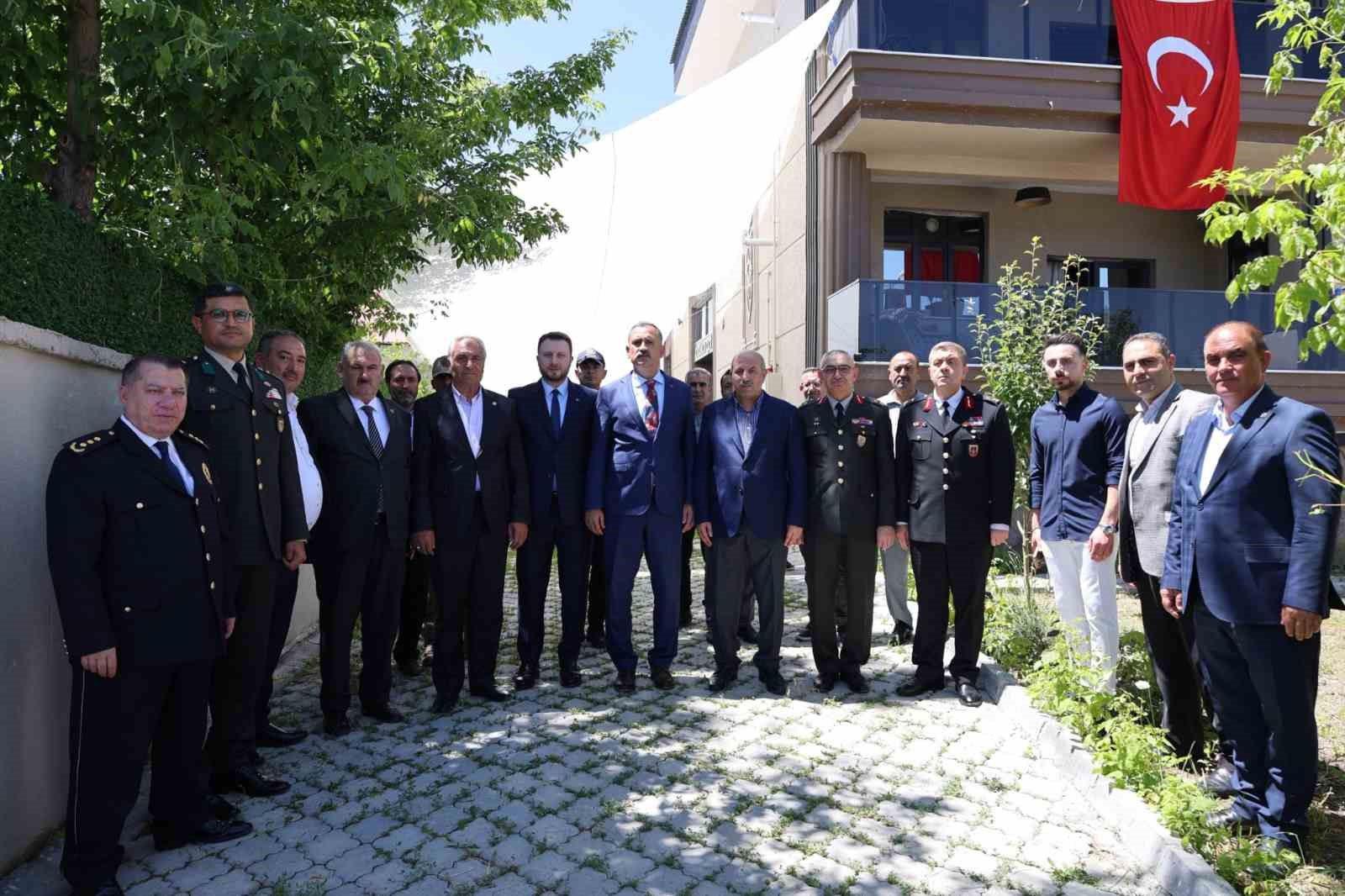 Ağrı&rsquo;da 15 Temmuz&rsquo;un 10. yılında şehitlik ziyareti ve gazi ailesine anlamlı buluşma