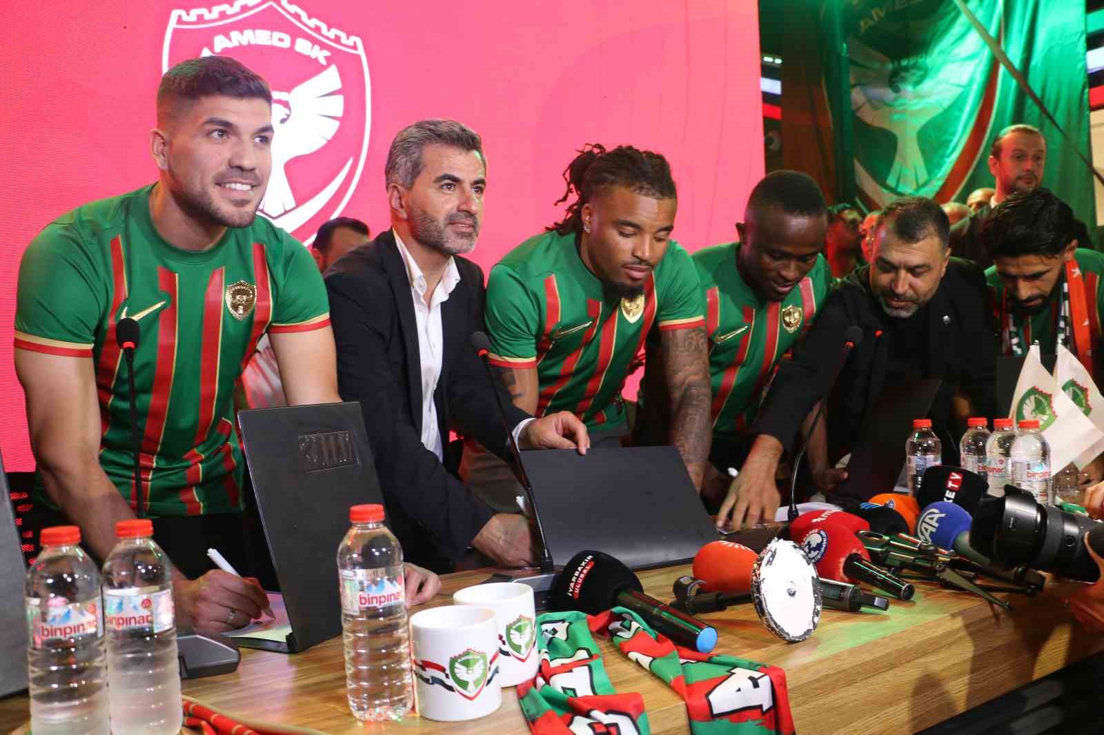 Amed Sportif Faaliyetler, kadrosuna kattığı 5 yeni isim i&ccedil;in imza t&ouml;reni d&uuml;zenledi