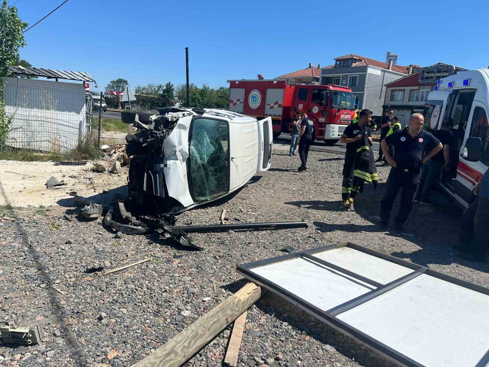 Yoldan &ccedil;ıkan ara&ccedil; iş yerinin bah&ccedil;esine daldı, s&uuml;r&uuml;c&uuml; yaralandı