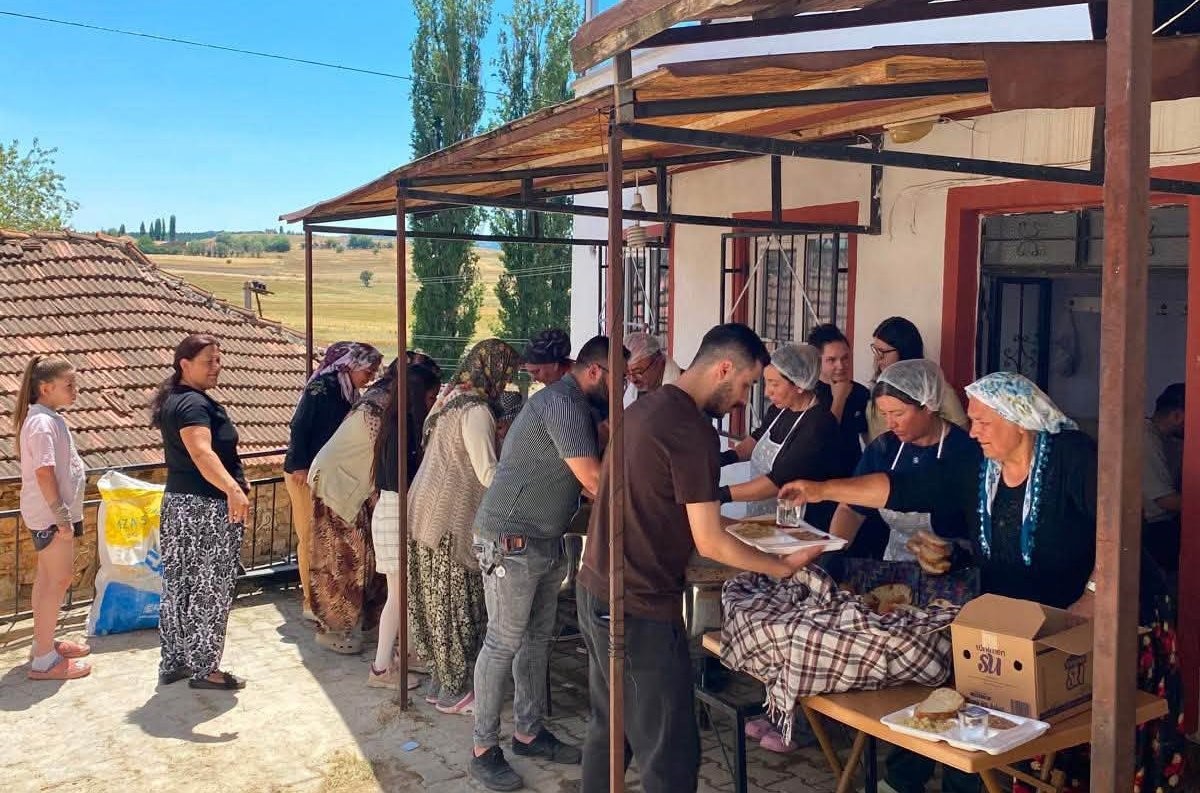 Altıntaş Kaymakamı Yıldırım, Zafertepe Çalköy’deki aşure programına katıldı