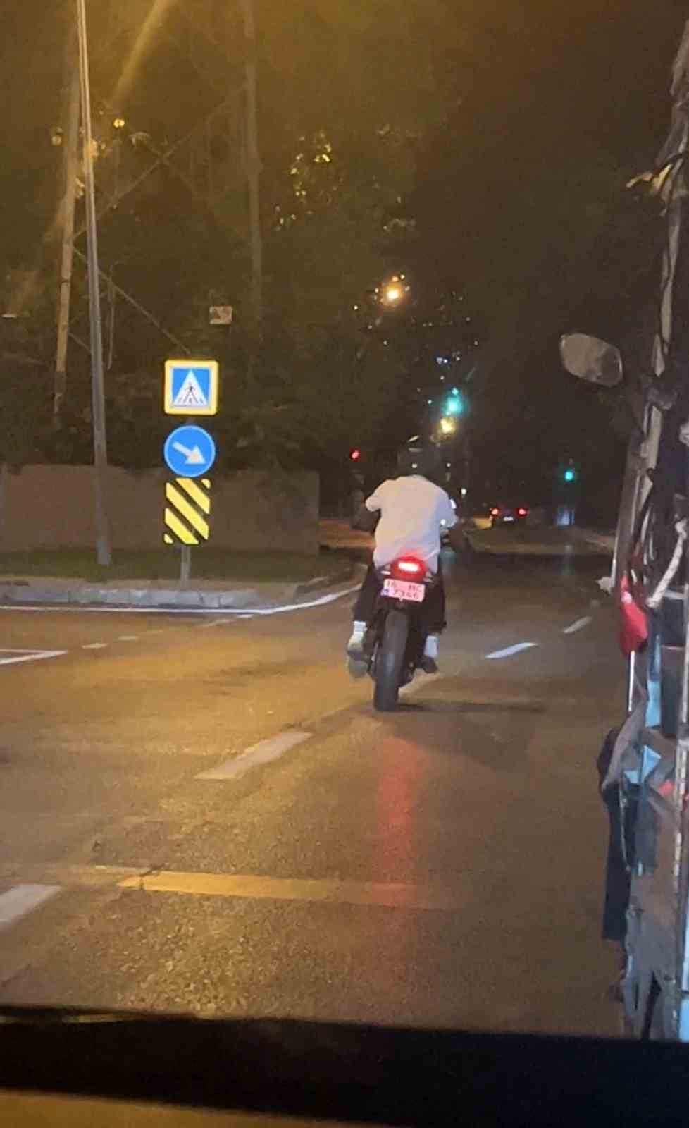Drift atarak trafiği tehlikeye sokan motosikletli kamerada