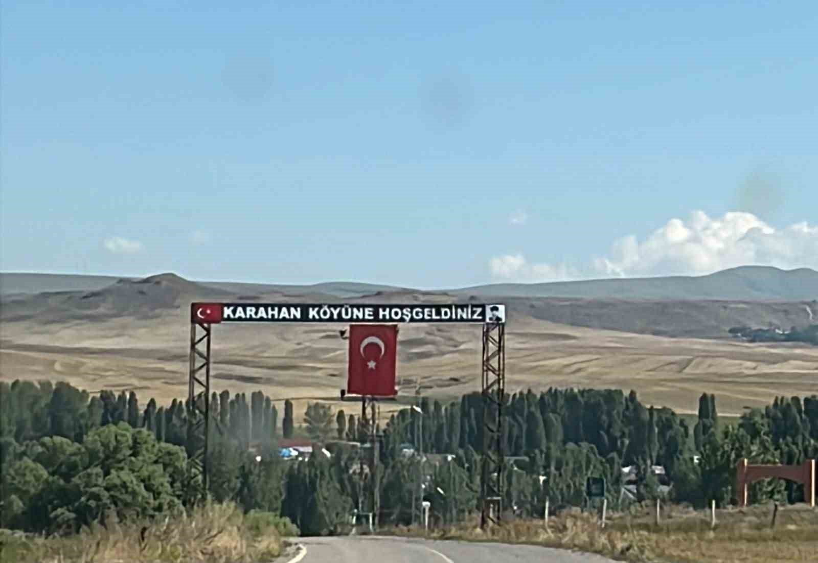 Akyaka’da köy yollarının kilit parke taş yapımı sürüyor