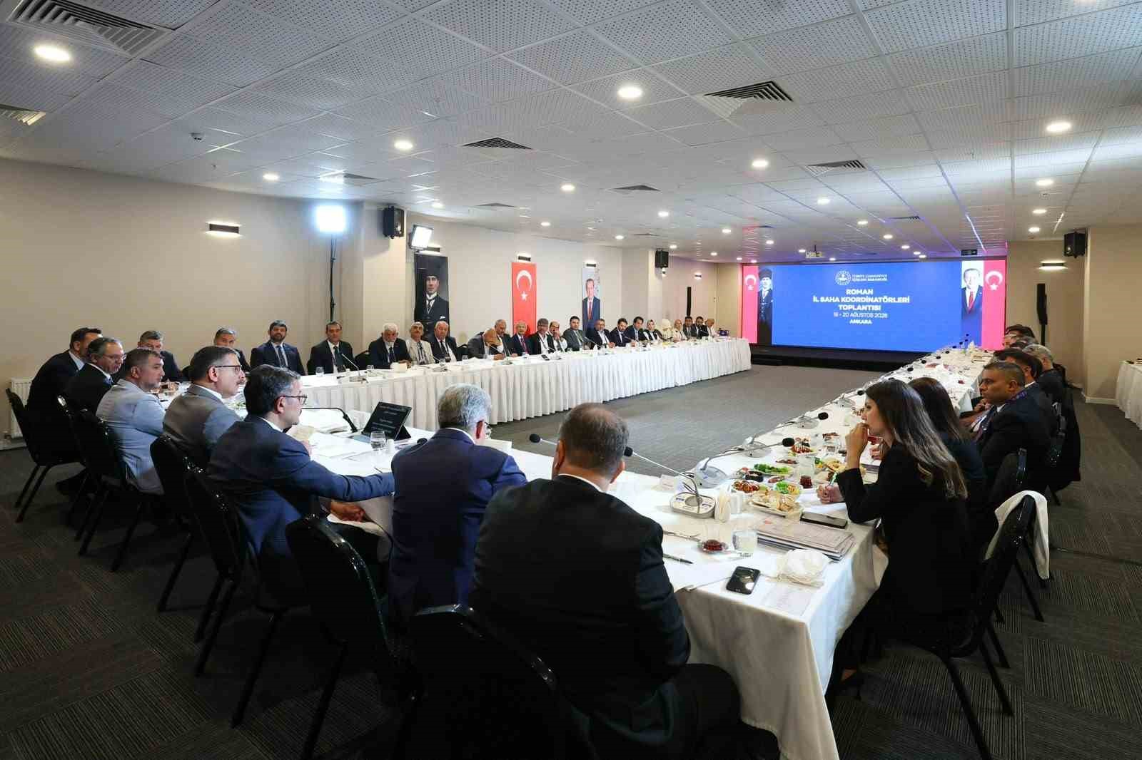 Bakan &Ccedil;ift&ccedil;i: "Kapımız da g&ouml;nl&uuml;m&uuml;z de b&uuml;t&uuml;n Roman kardeşlerimize her daim a&ccedil;ıktır"