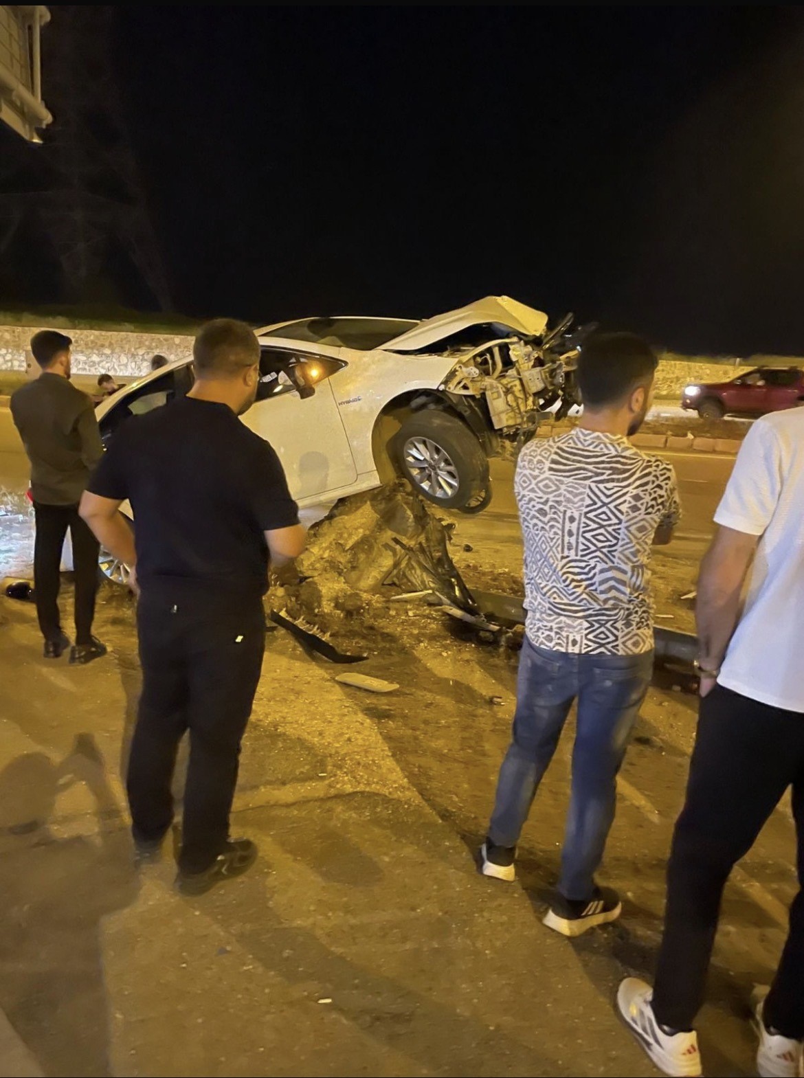 Aydınlatma direğine çarpan otomobil, beton kaidesi üzerinde asılı kaldı