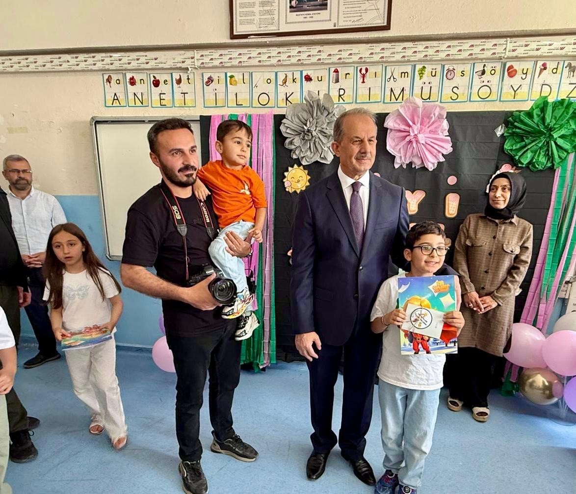 Hakkari&rsquo;de 69 bin 17 &ouml;ğrenci karne sevinci yaşadı