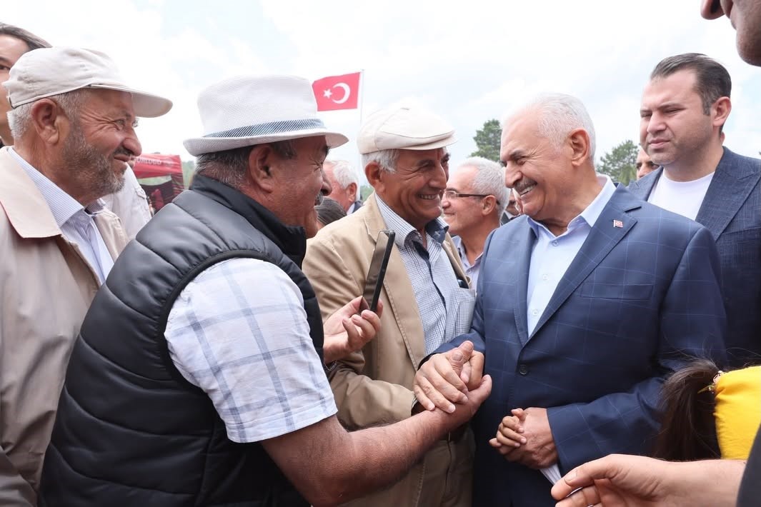 Binali Yıldırım Refahiye’deki Orçul Festivali’nde vatandaşlarla buluştu