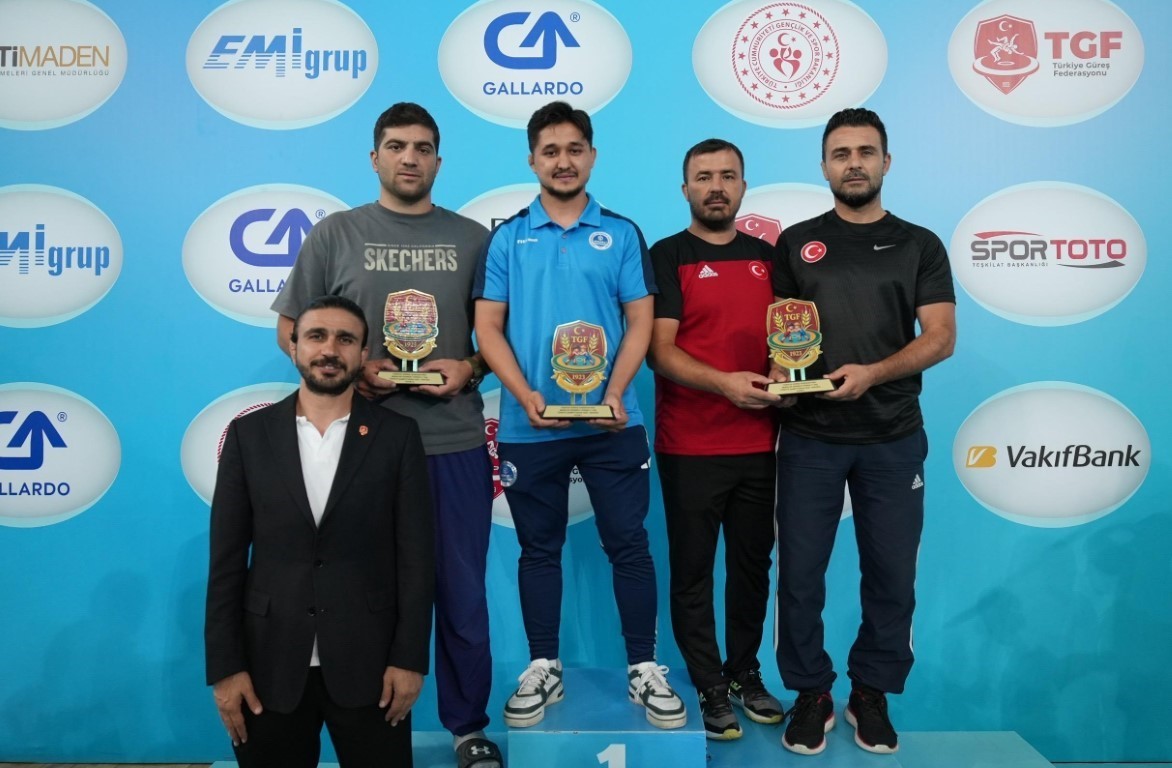 Kartepe’nin güreşçileri Ankara’dan madalyalarla döndü