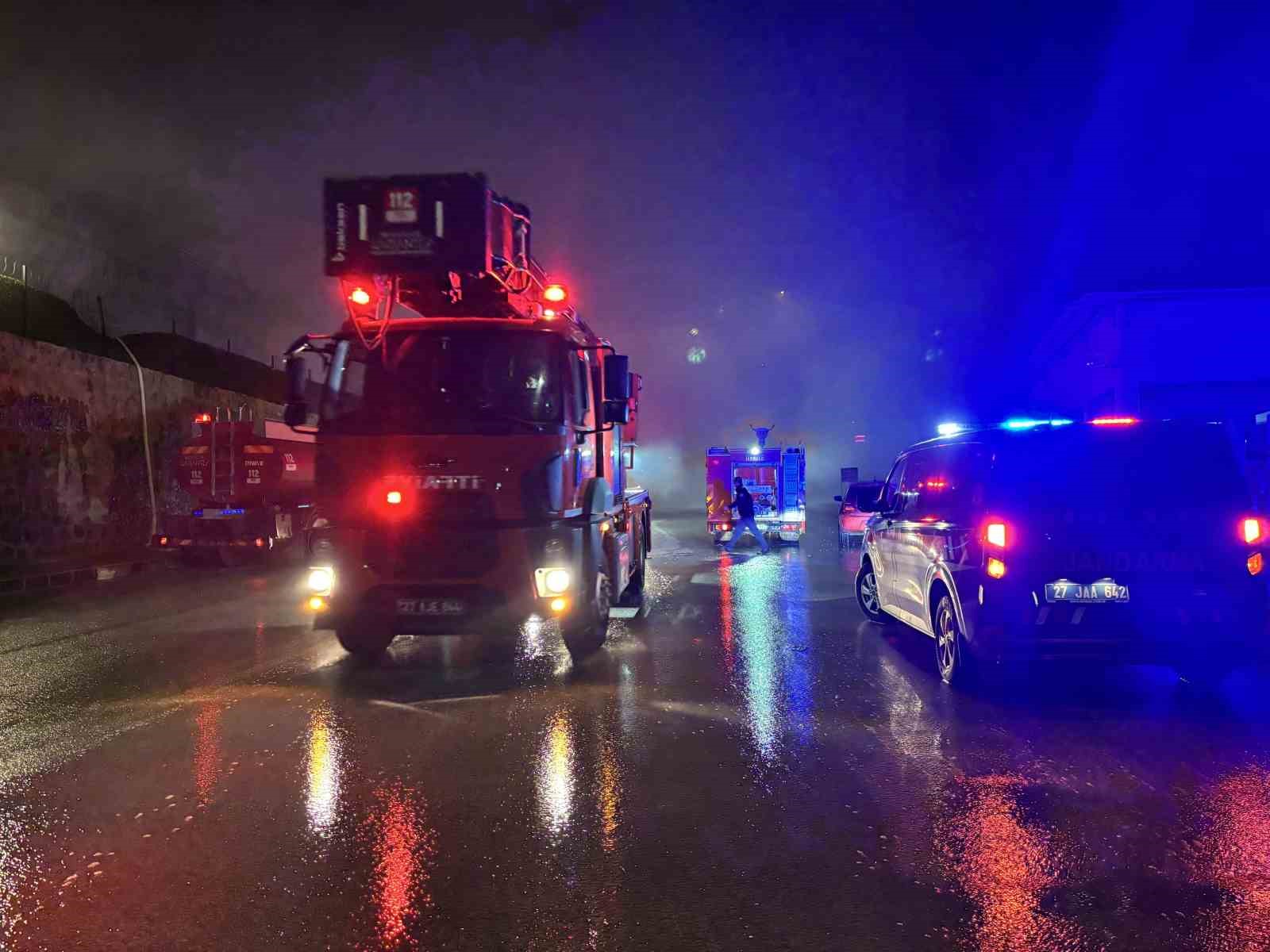 Gaziantep&rsquo;te mobilya fabrikası yangını kontrol altına alındı