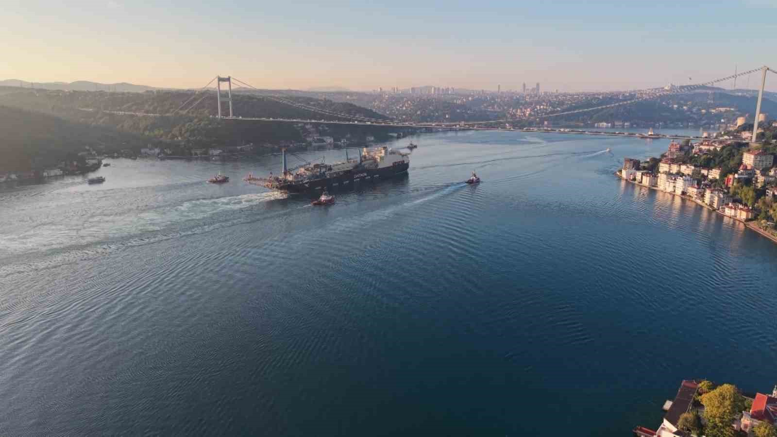 325 metrelik dev boru döşeme gemisi İstanbul Boğazı’ndan geçiş yaptı