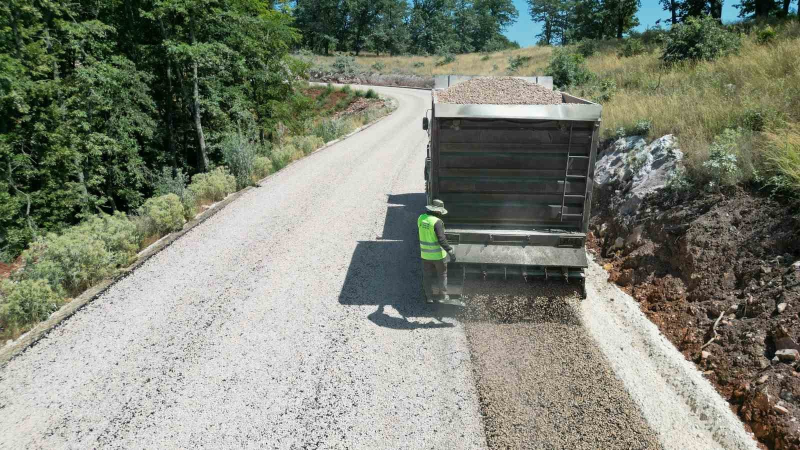 Büyükşehir, 3 ilçede 50 kilometrelik yolu yeniledi