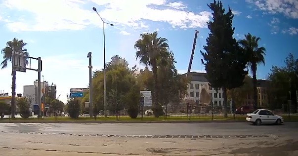 Vinçten düşen beton blok korkuttu