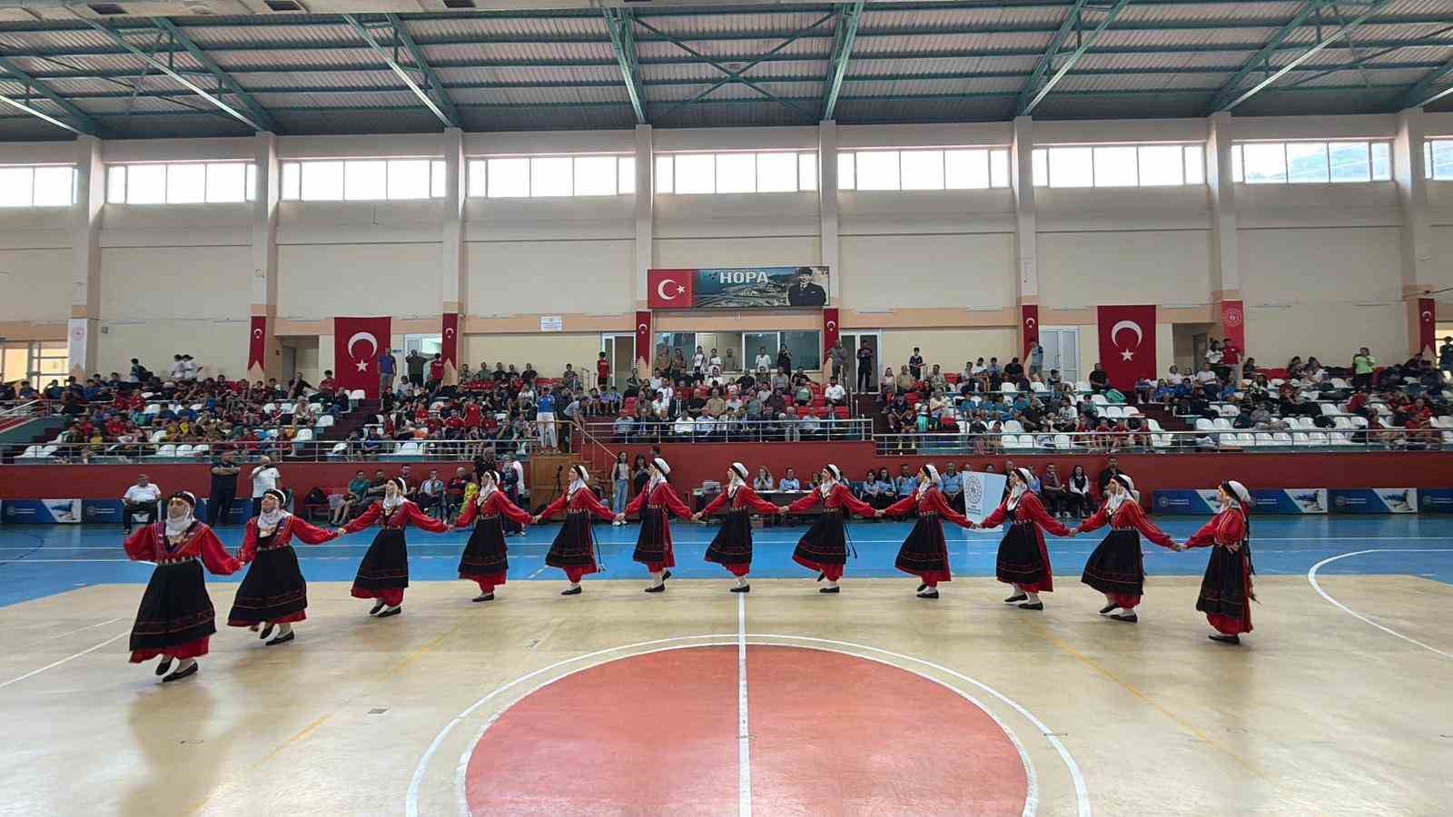 Türkiye’nin genç masa tenisçileri Hopa’da şampiyonluk için yarışıyor