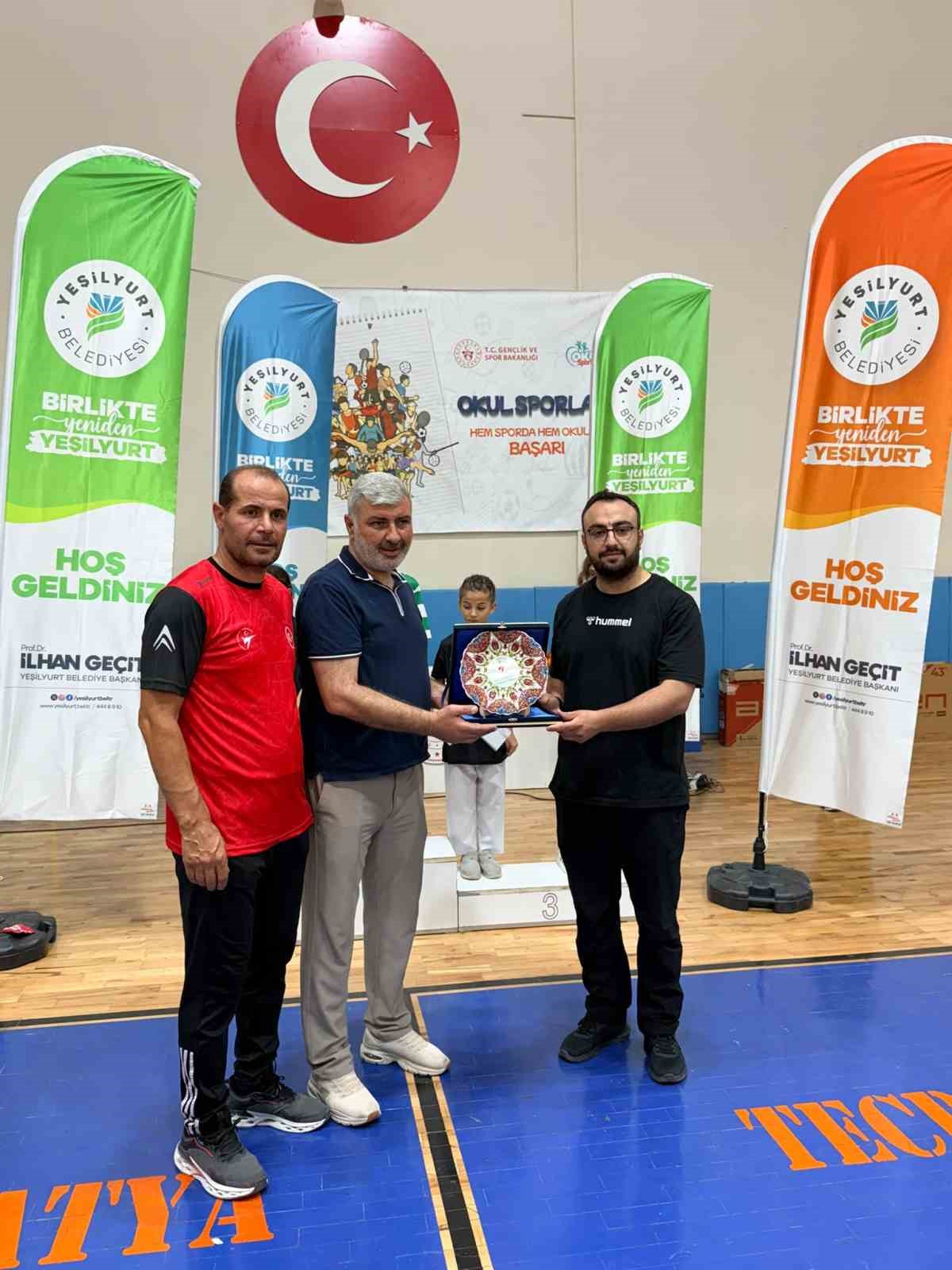 Minik tekvandocular şampiyonayı 18 madalyayla tamamladı