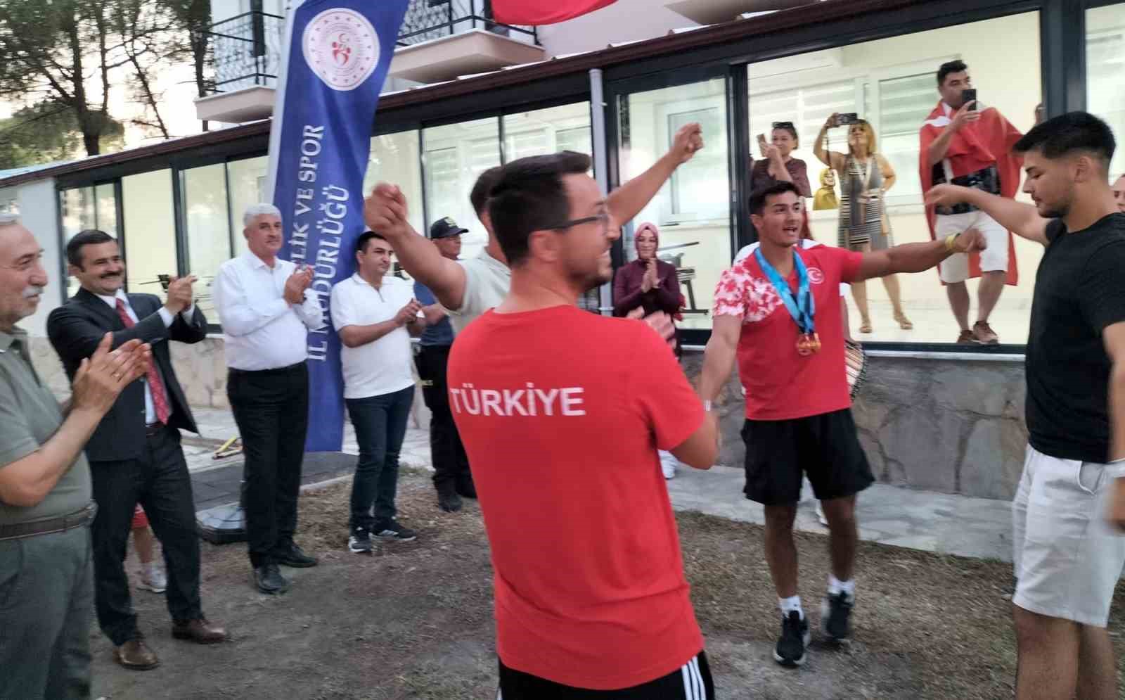 Dünya şampiyonu Karahan, Köyceğiz’de coşkuyla karşılandı