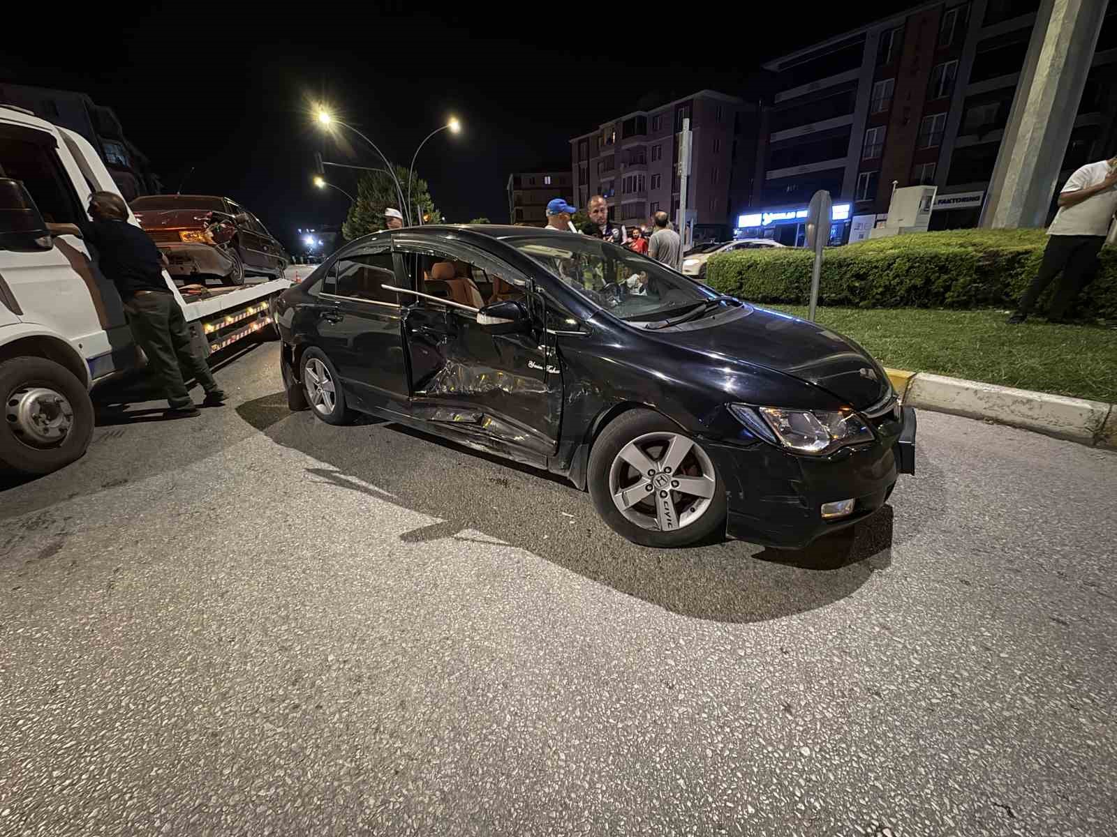 &Ccedil;orum&rsquo;da kaza mahallinde arbede: Yardım etmek isteyen gen&ccedil;, alkoll&uuml; s&uuml;r&uuml;c&uuml; tarafından darp edildi
