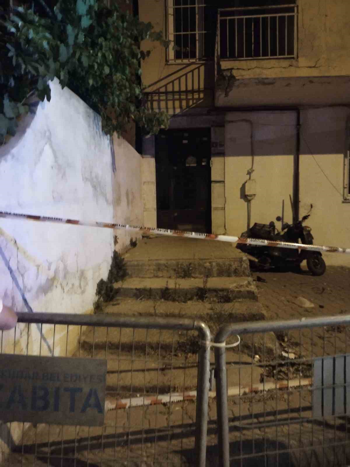 Üsküdar’da dört katlı binanın balkonu çöktü