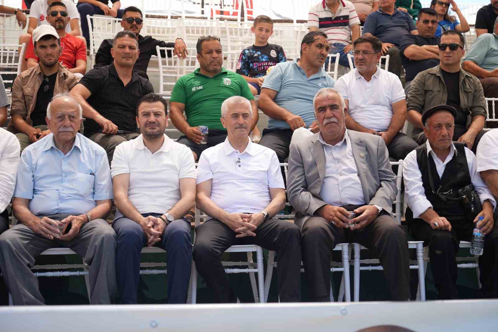 Aşırtmalı Aba Güreşi Türkiye Şampiyonası Şahinbey er meydanında başladı