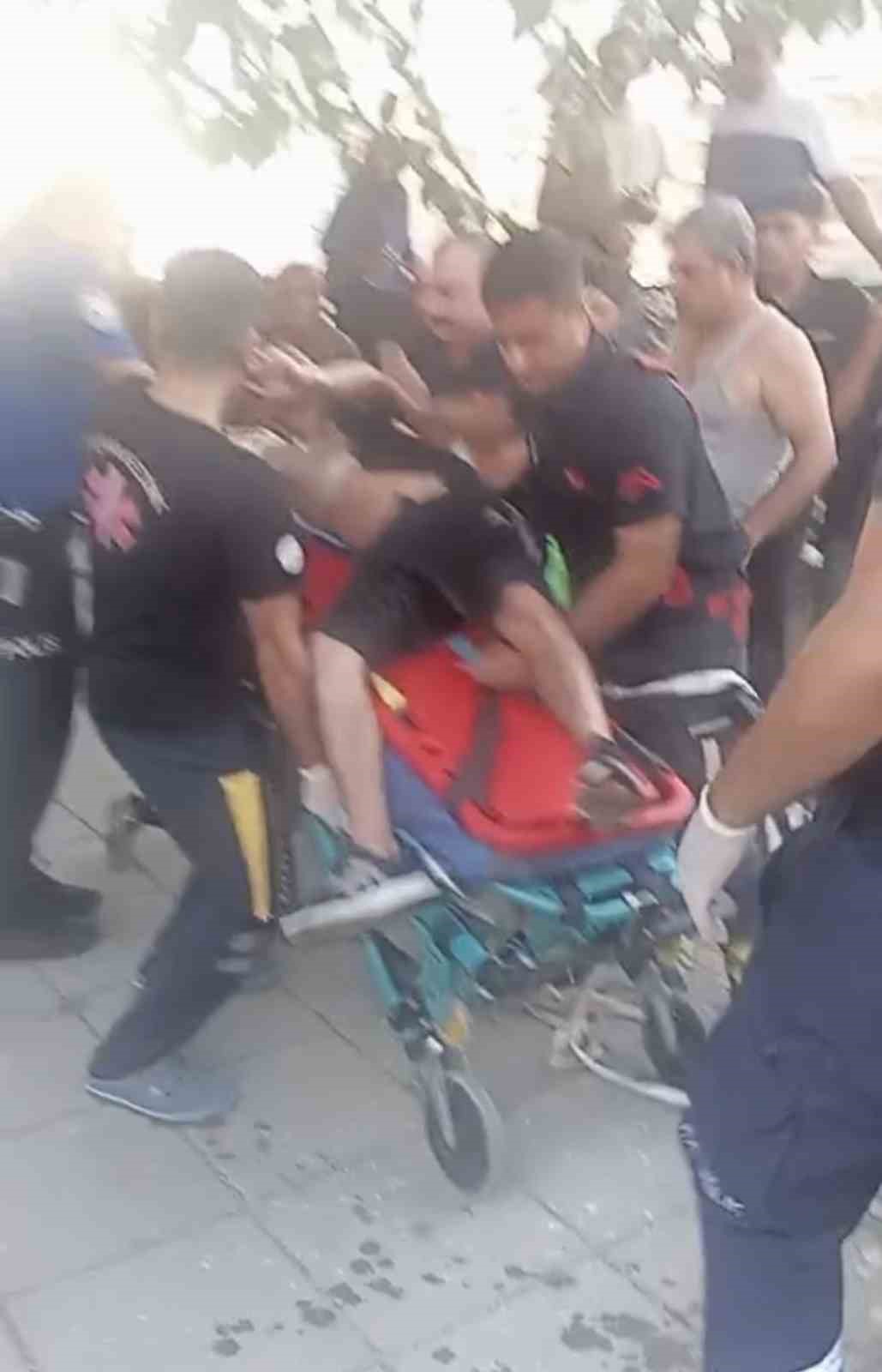 Kanala düşen genci arkadaşı yakaladı, itfaiye kurtardı