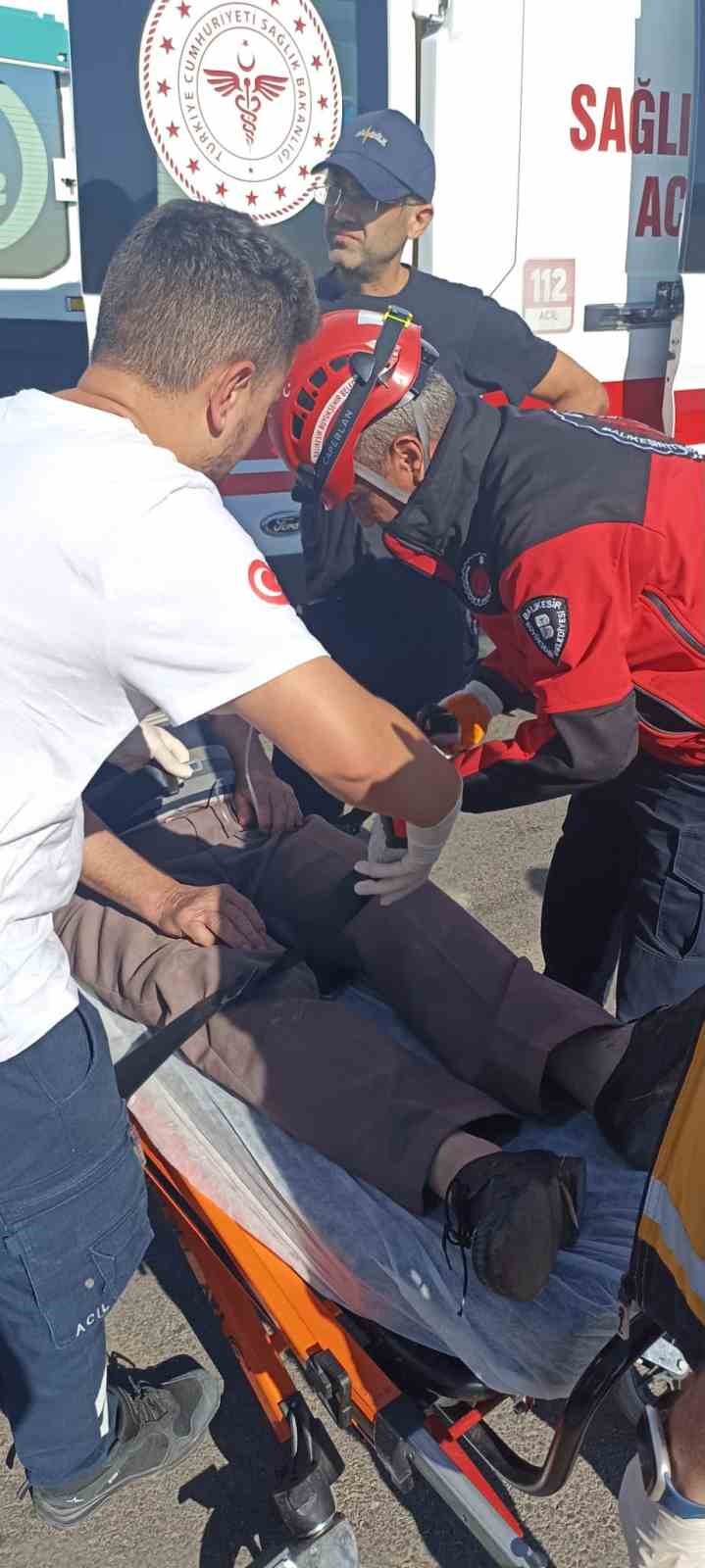 Balıkesir&rsquo;de &ccedil;ift taraflı trafik kazası; 1 ağır 7 kişi yaralı