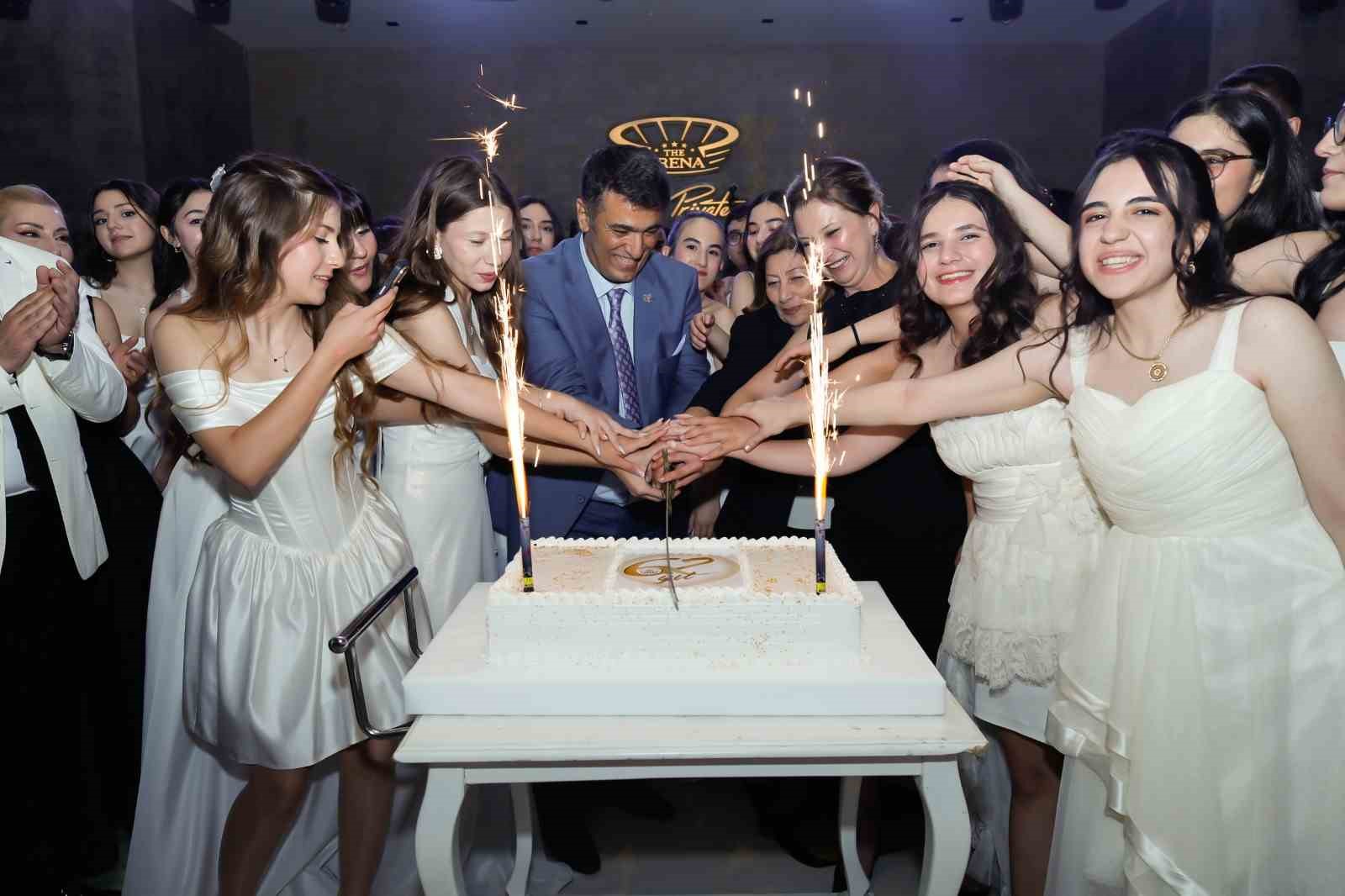 GKV &Ouml;zel Ortaokulu&rsquo;nda muhteşem balo