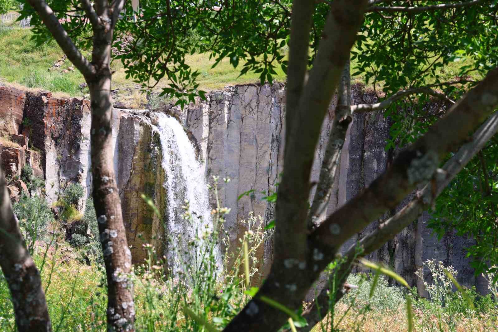 Elazığ’da saklı doğa harikası: Nişankaya Şelalesi ve doğal kanyon
