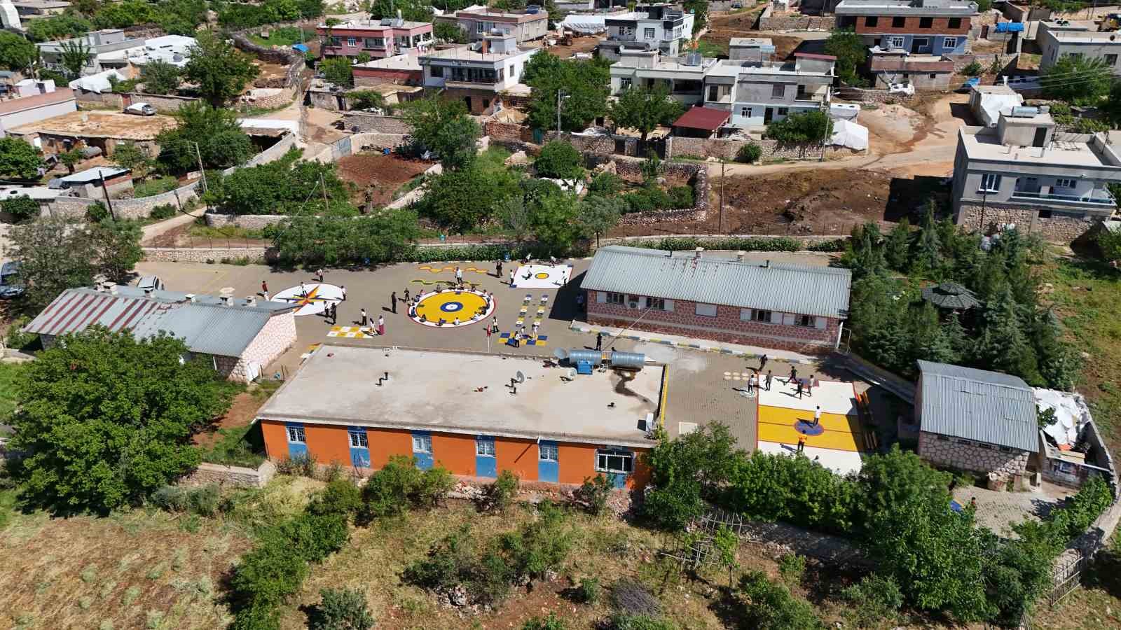 Köy okulunda Avrupa esintisi: Dersleri bahçeye taşıdılar