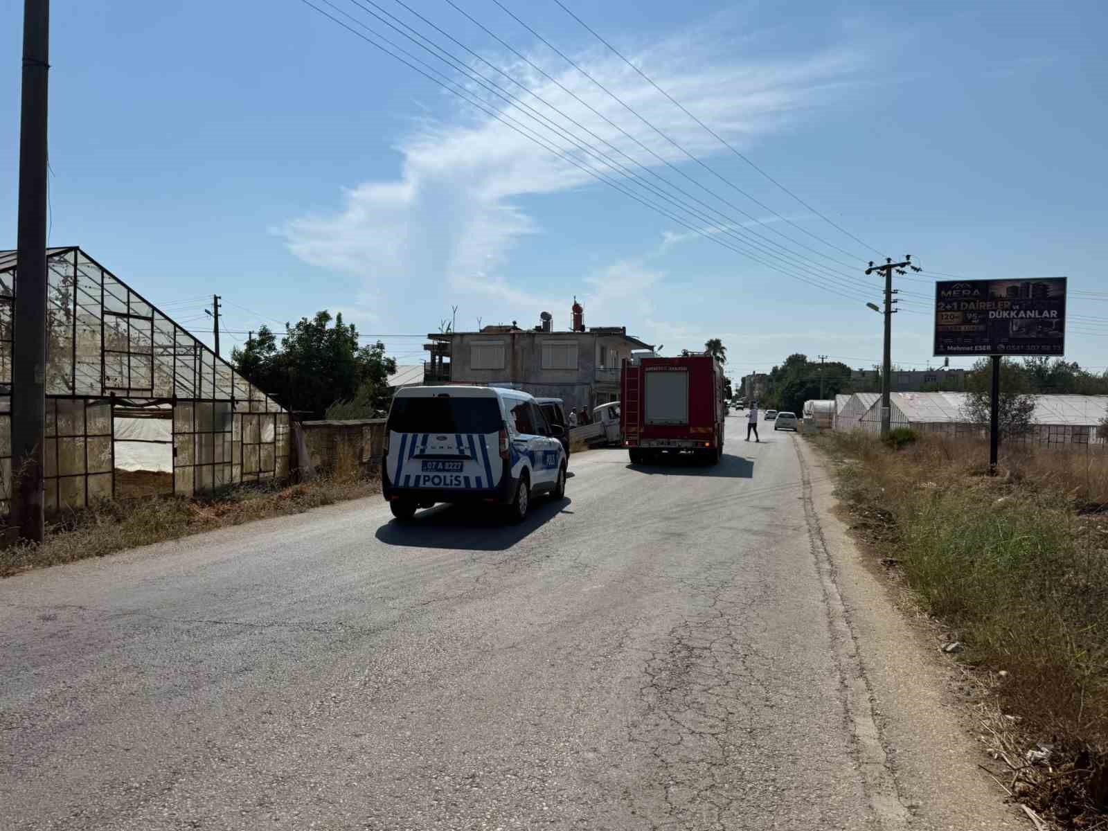 Serik&rsquo;te VIP minib&uuml;s ile kamyonet &ccedil;arpıştı: 1 yaralı