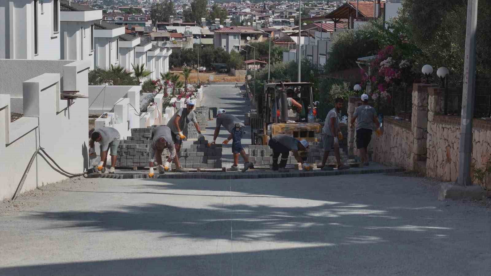 Didim Belediyesi Akb&uuml;k&rsquo;te parke taşı d&ouml;şeme &ccedil;alışmalarını s&uuml;rd&uuml;r&uuml;yor