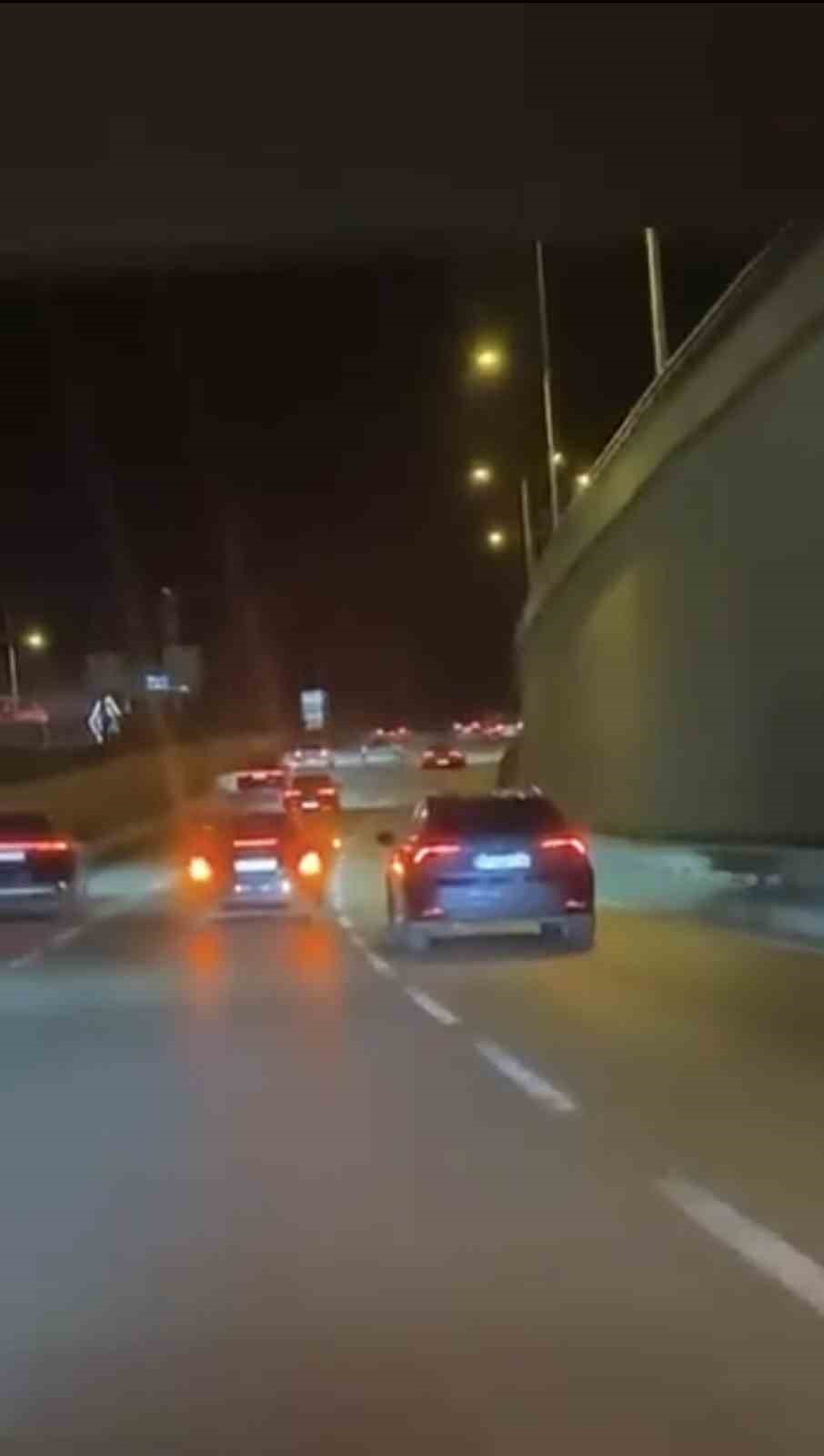 Bursa&rsquo;da l&uuml;ks otomobil kazaya karıştı, s&uuml;r&uuml;c&uuml; ka&ccedil;tı