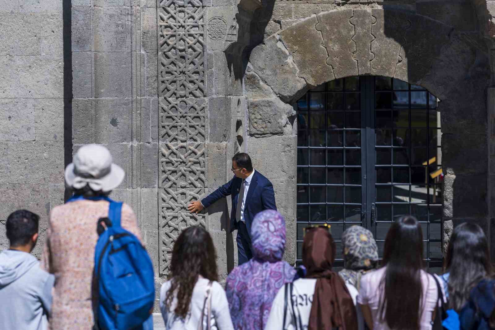 Gevher Nesibe&rsquo;de tıp fak&uuml;ltesi &ouml;ğrencilerine ilk ders