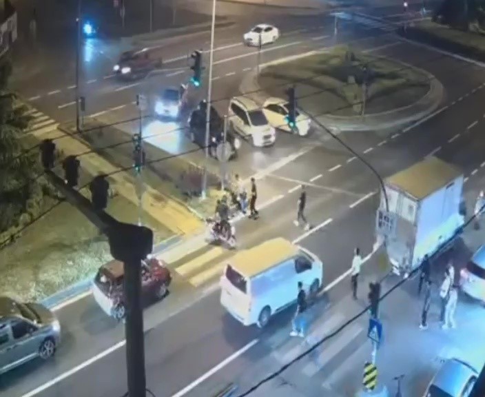 Motosikletlerin &ccedil;arpışma anı kameralara yansıdı