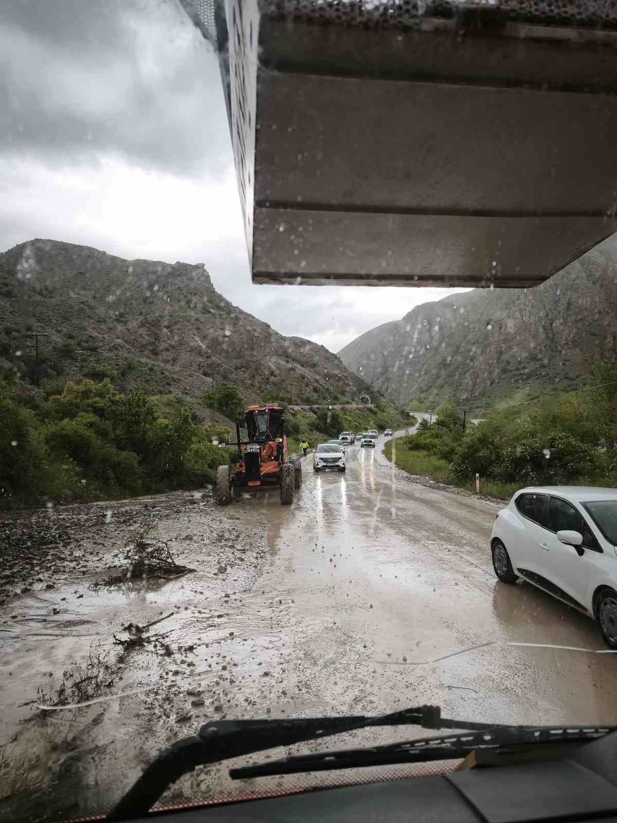 Erzincan-Kemah yolunda heyelan