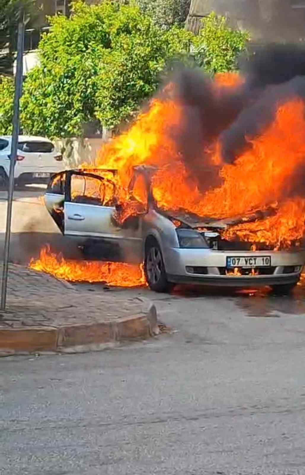 Otomobil saniyeler içinde alev topuna döndü, yangın tüpü ve hortumlar işe yaramadı