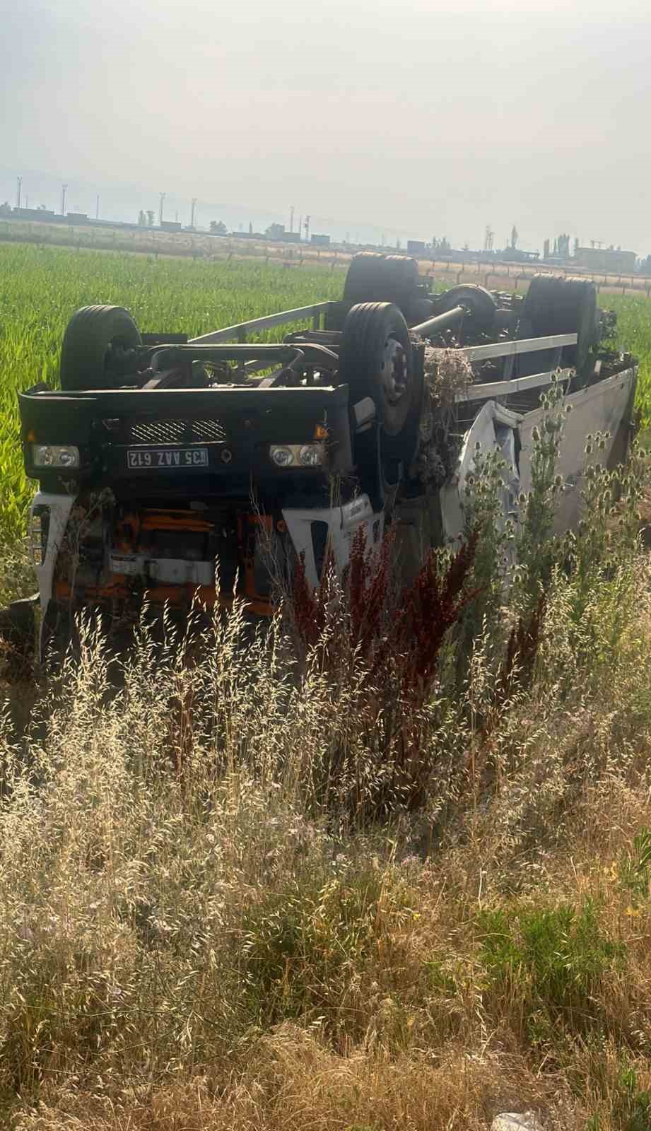 AFAD’ın beyaz eşya yüklü tırı devrildi: 2 yaralı