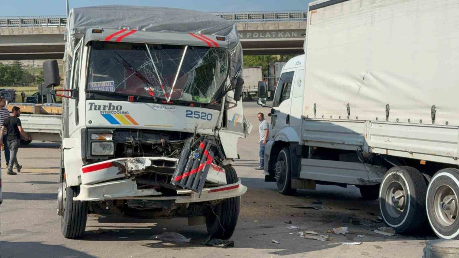 İki kamyonun karıştığı kazada sıkışan sürücüyü itfaiye ekipleri çıkardı