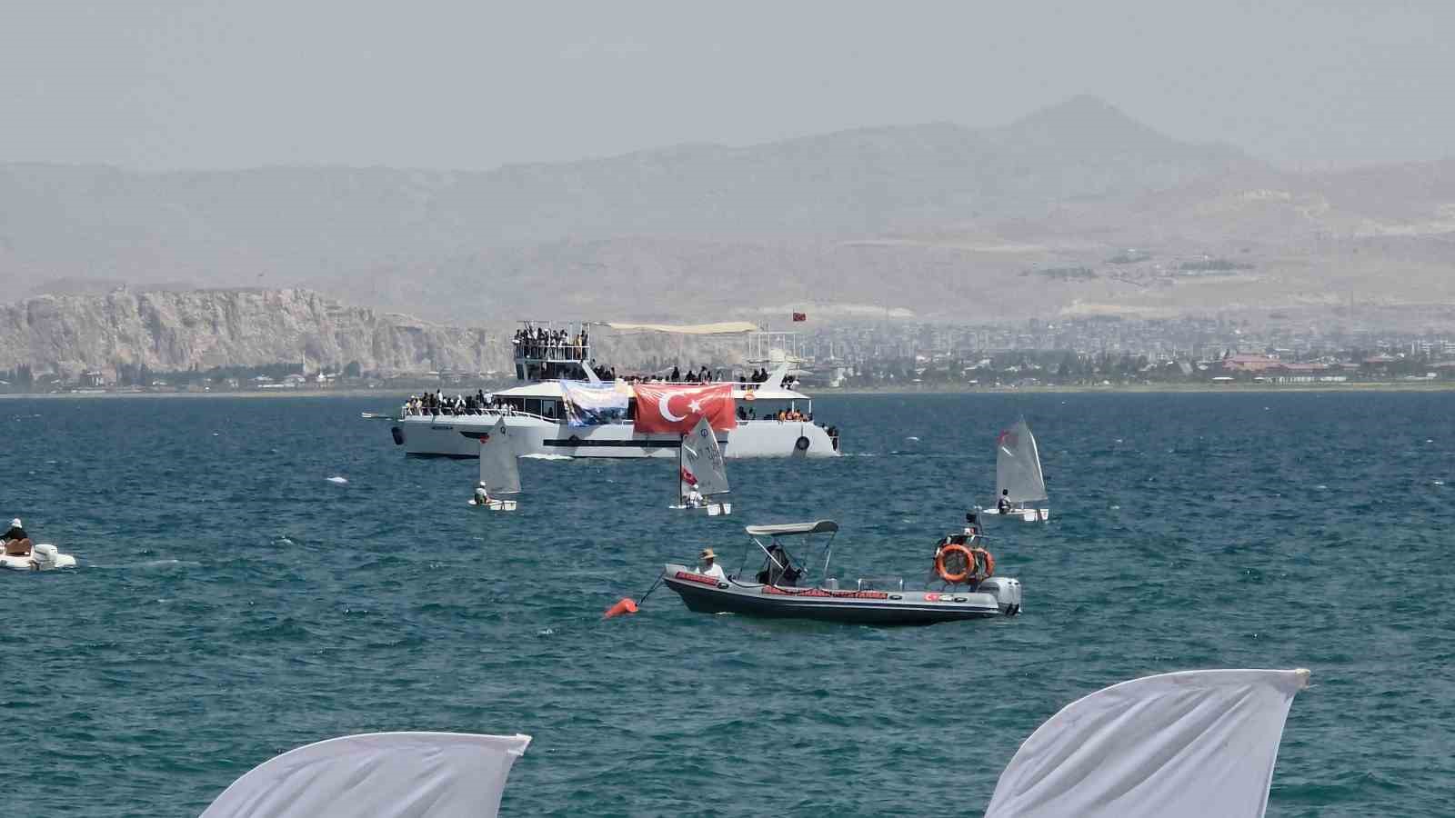 Van G&ouml;l&uuml;&rsquo;nde T&uuml;rk bayrağıyla nefes kesen flyboard g&ouml;sterisi