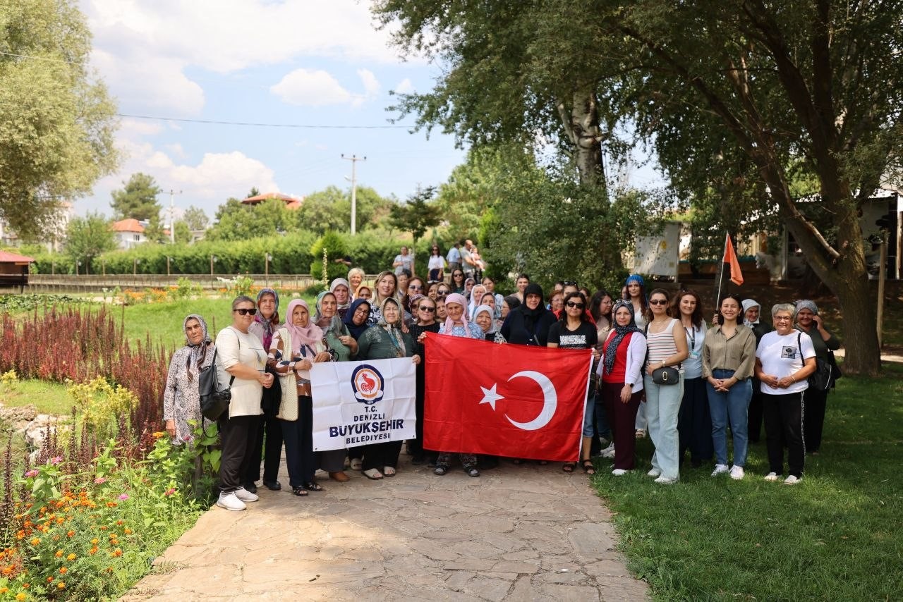 Büyükşehir’in gezi programıyla kadınlar Denizli’yi keşfediyor
