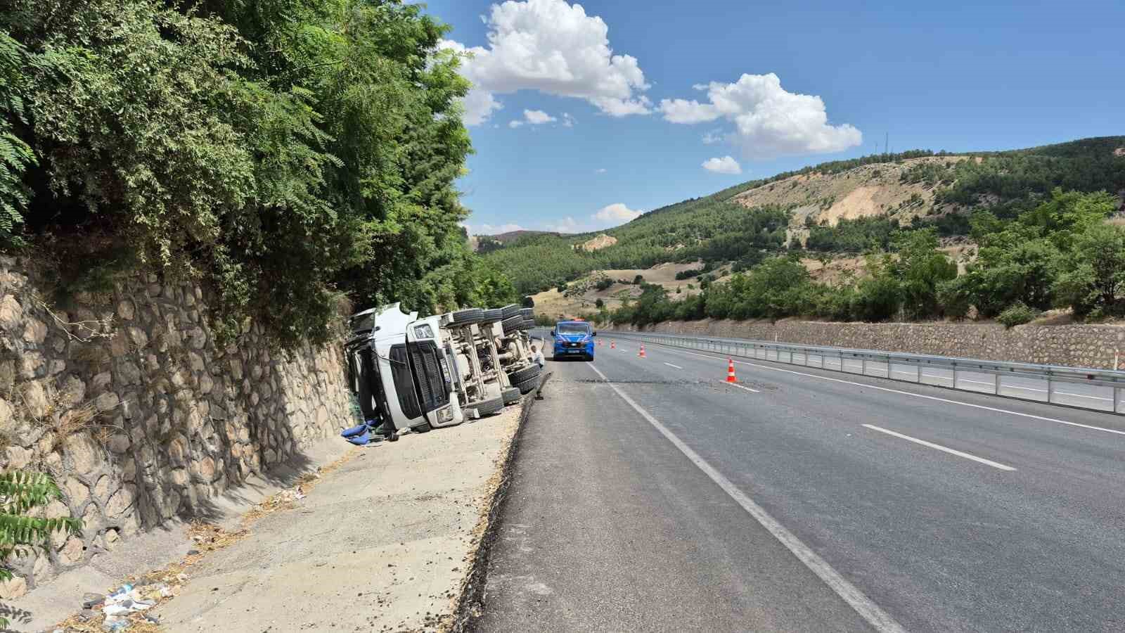 Beton mikseri devrildi: 1 ağır yaralı