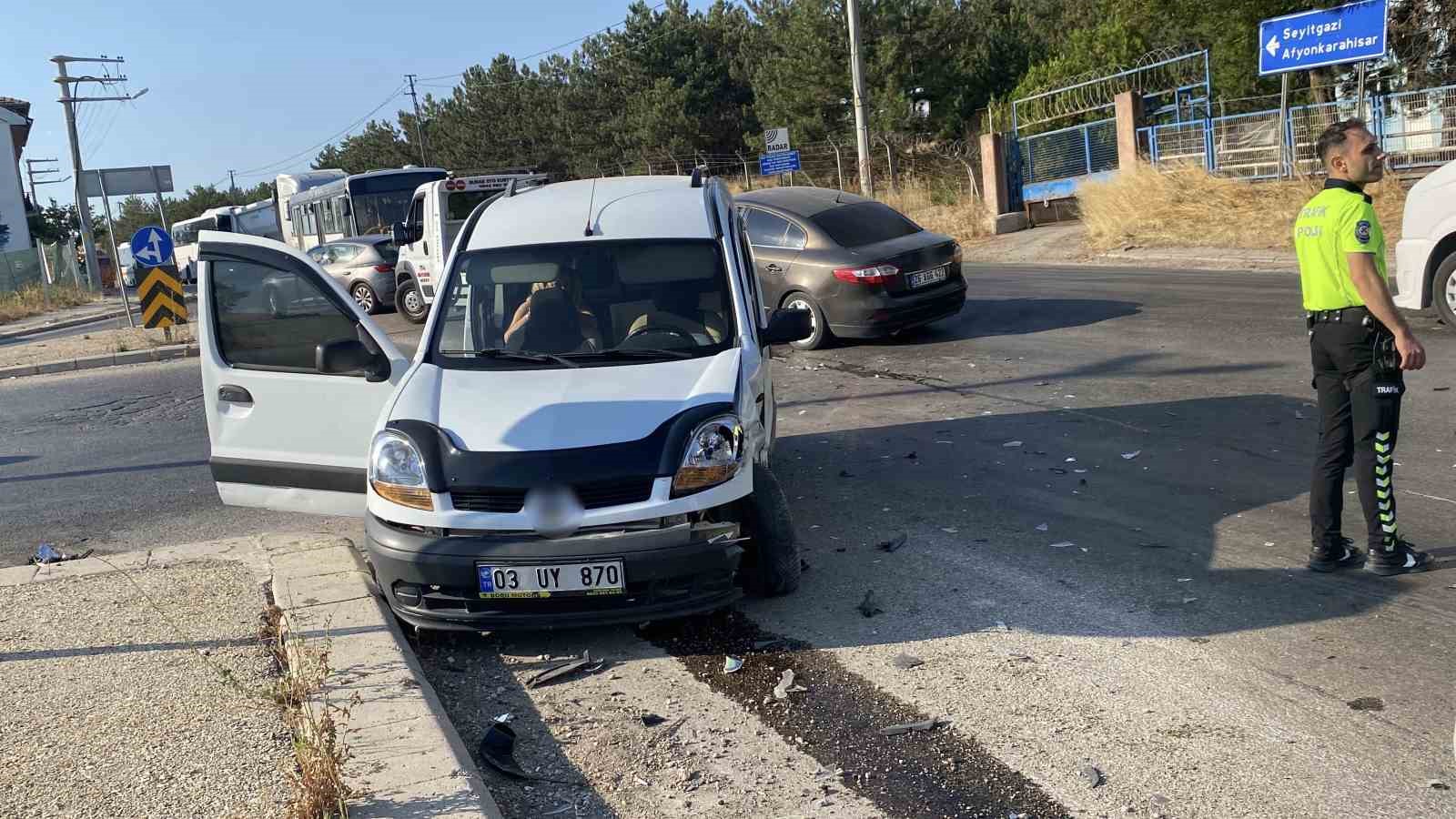 Eskişehir’de hafif ticari araç ile otomobil çarpıştı: 1 yaralı