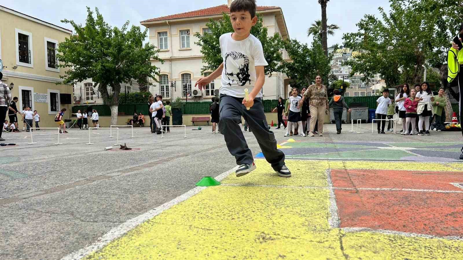 Kuşadası&rsquo;nda &ccedil;ocuk atletizm şenliği renkli g&ouml;r&uuml;nt&uuml;lere sahne oldu