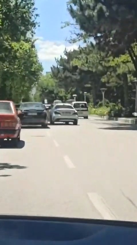 Elazığ’da peş peşe makas atan sürücü kameraya yansıdı