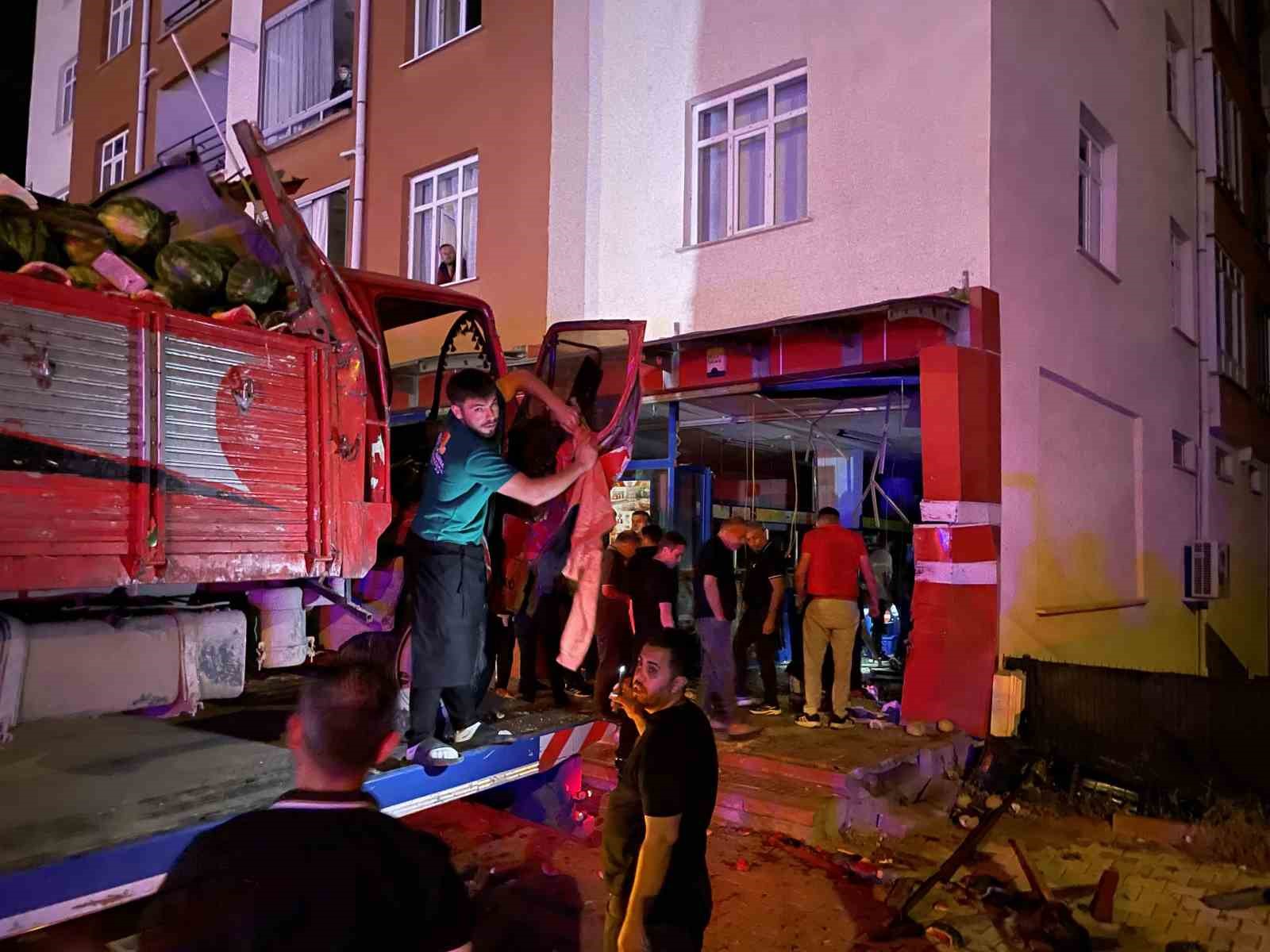 Kontrolden çıkan kamyon markete girdi: 1 ağır yaralı