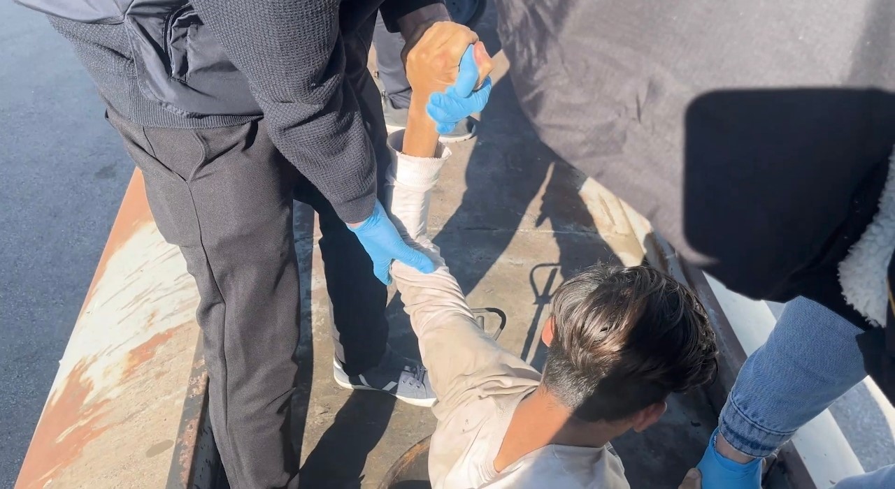 Bitlis’te yakıt tankerinin içinde 30 kaçak göçmen yakalandı