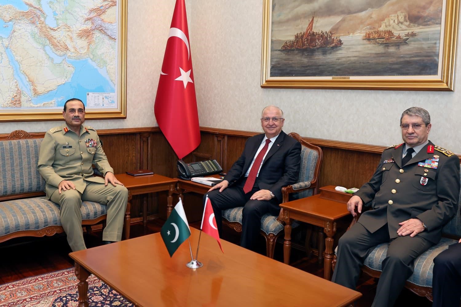 Bakan Güler, Pakistan Savunma Kuvvetleri Komutanı Mareşal Munir’i kabul etti