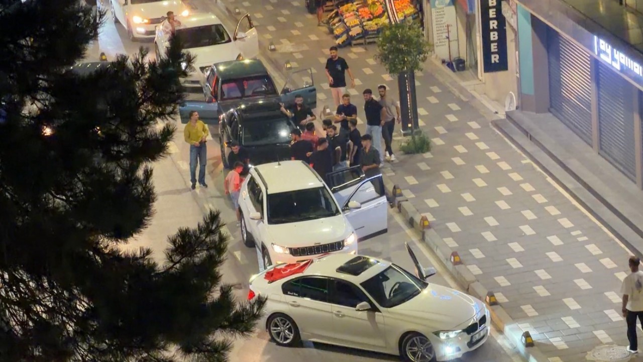 Bolu’da asker uğurlama konvoyunda trafiği kapatıp meşale yaktılar