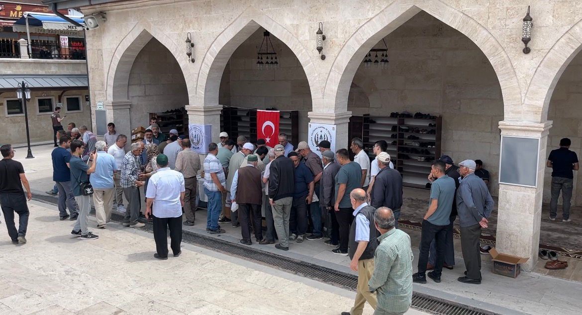 Sivas&rsquo;ta cami cemaatine aşure ikram edildi