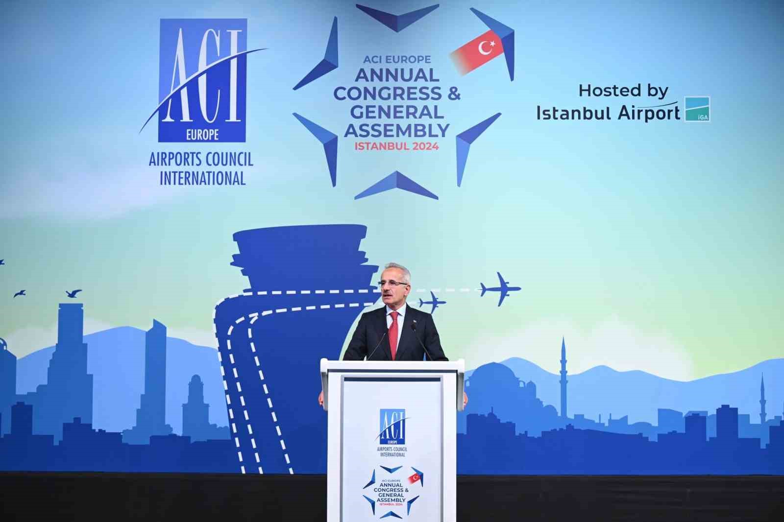 Bakan Uraloğlu: "İstanbul Havalimanımız, g&uuml;nl&uuml;k ortalama 829 kalkışla d&uuml;nya genelinde 5&rsquo;inci sırada yer aldı"
