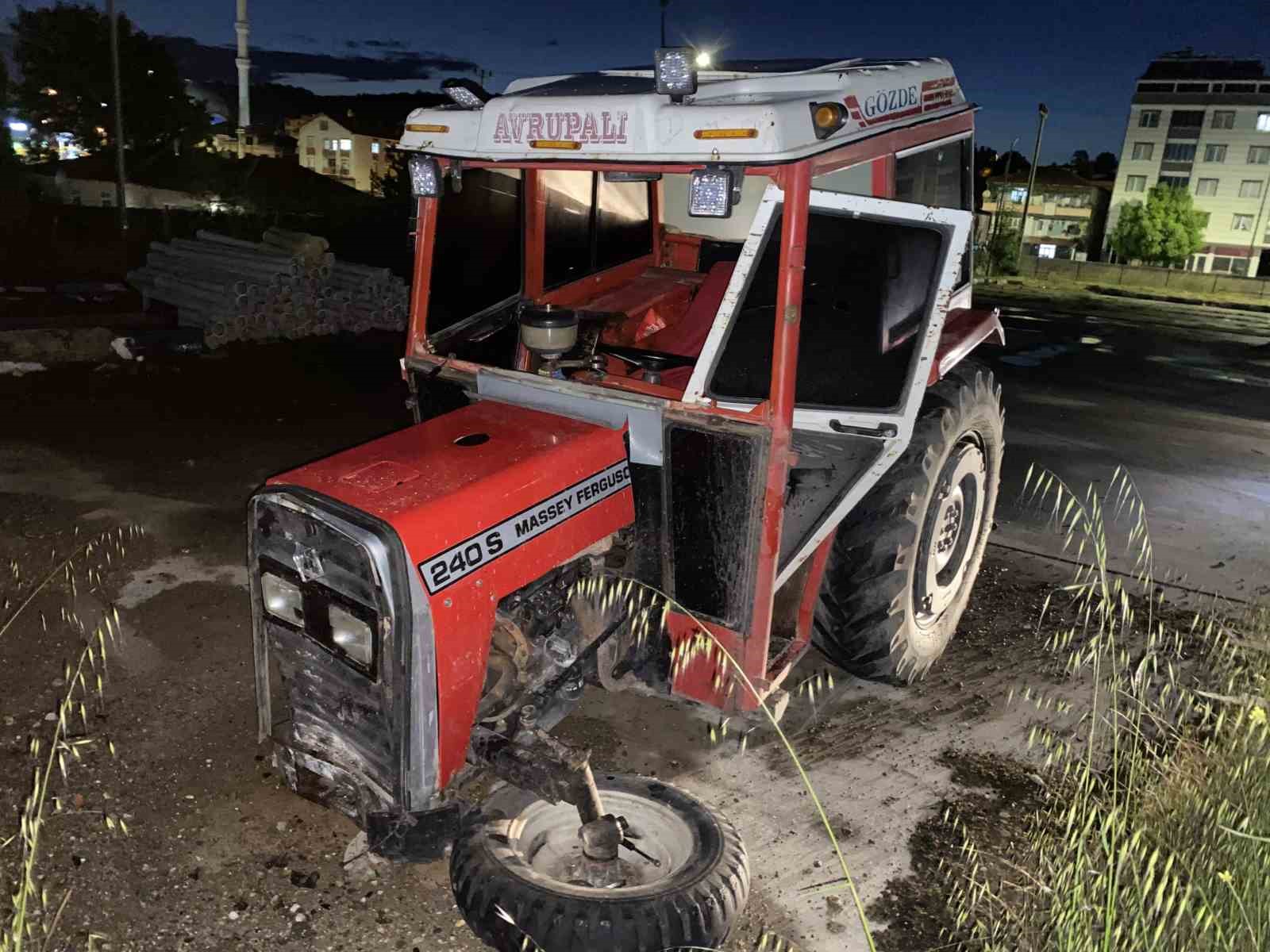 Kaldırıma &ccedil;ıkan trakt&ouml;r ağaca &ccedil;arptı